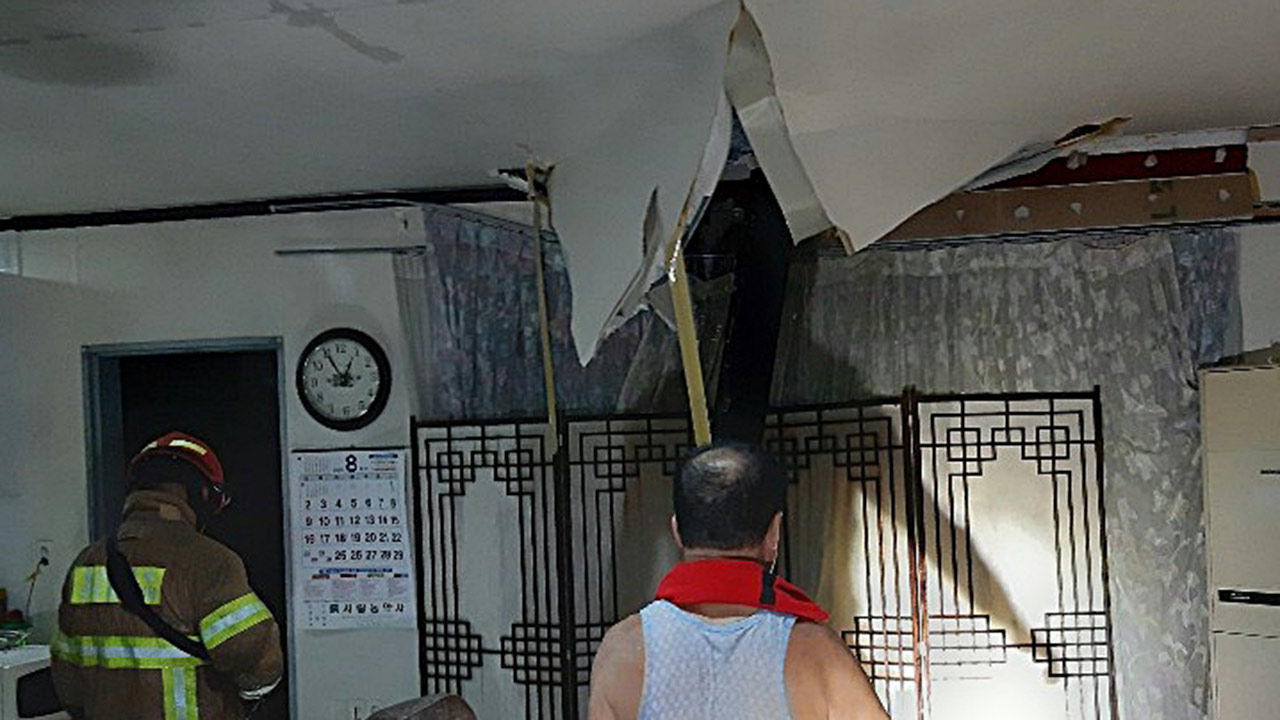 마이삭 강풍에 주택 지붕 뚫고 꽂힌 구조물 (사진=연합뉴스/울산소방본부 제공)