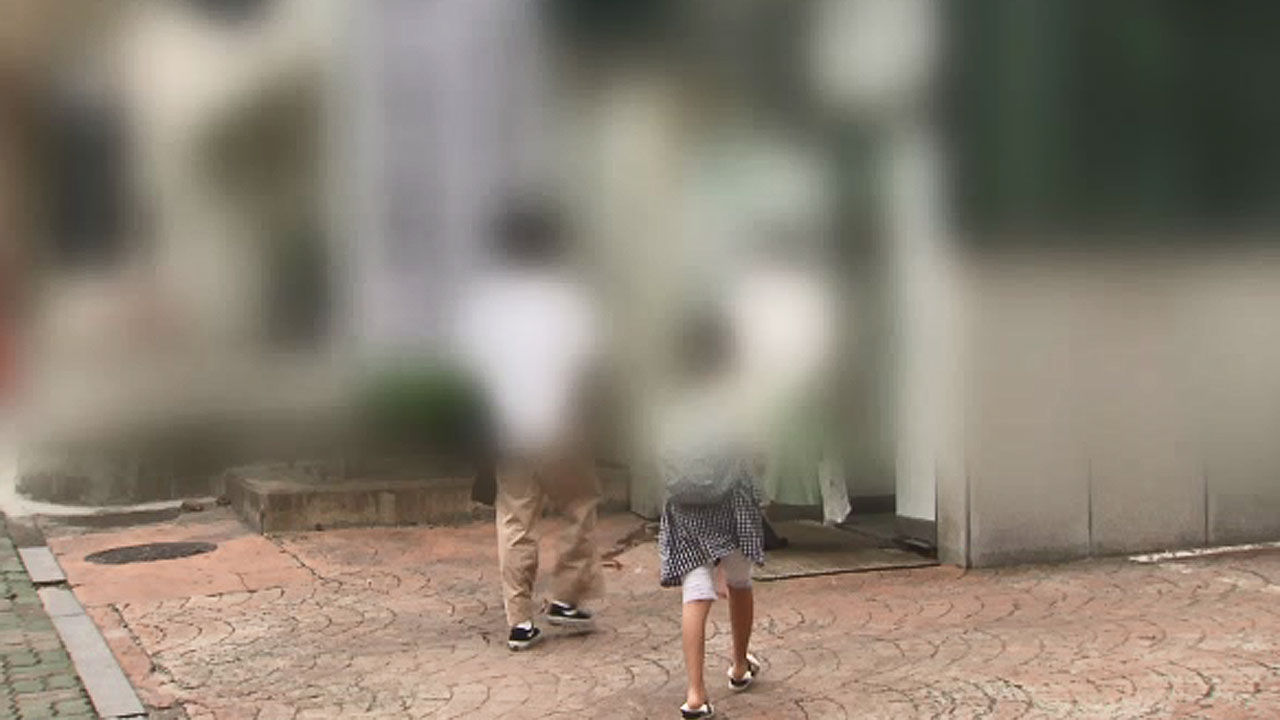 대면예배하는 교인들