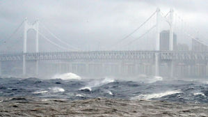 태풍 '하이선' 부산 남동쪽 40㎞ 해상 지나 시속 41㎞로 북상 중