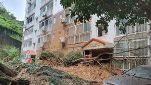 거제 아파트 앞산이 '와르르'&hellip;주민 코앞 산사태에 '아찔'