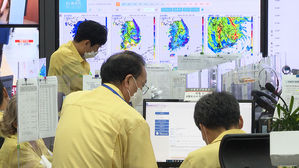 태풍 위기 경보 '심각' 격상&hellip;부산&middot;경남 피해 속출