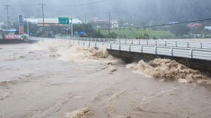 [속초 연결] 더 거세진 비바람&hellip;하천 범람에 주민 대피