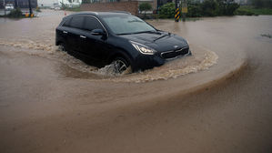 태풍 '하이선' 피해 속속 집계&hellip;"1명 실종&middot;정전 7만 5천 곳"