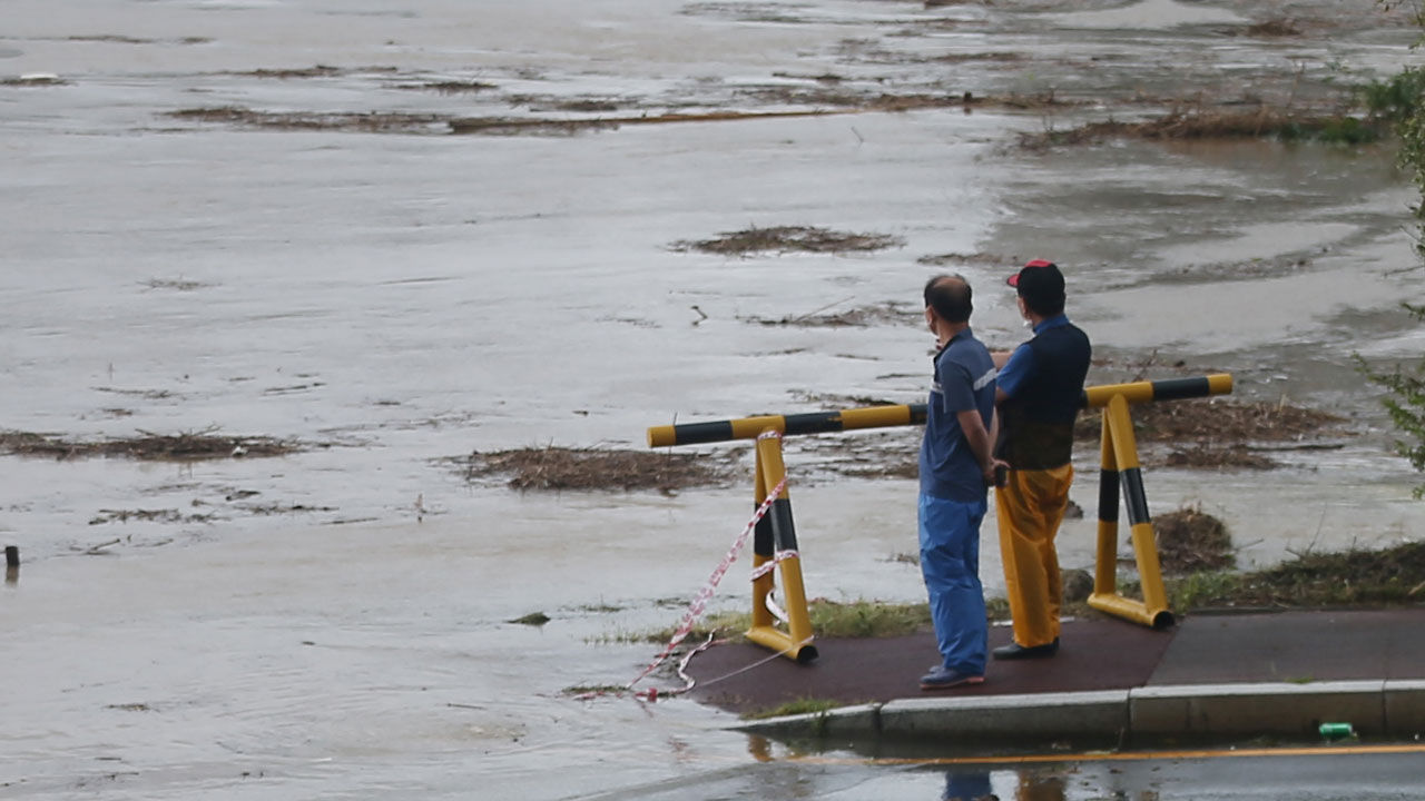 7일 제10호 태풍 '하이선'의 영향으로 내린 많은 비로 울산 태화강이 범람해 주변 도로가 물에 잠겨 있다. 