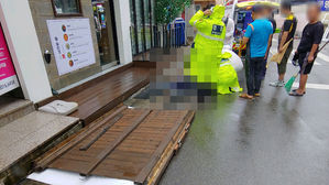 부산서 강풍에 날아간 간판에 맞아 남성 부상 (사진=부산경찰청 제공, 연합뉴스)