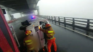 강풍 휩슬릴까 허리 끈 묶은 소방대원&hellip;운전자 구조