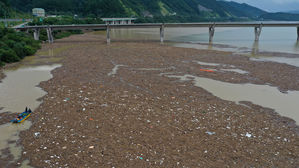 "겨우 치웠는데" 잇단 태풍에 소양호 거대 쓰레기섬 또 출현