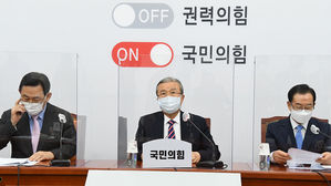 김종인 국민의힘 비대위원장(가운데) (사진=연합뉴스)