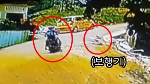 아기 태운 보행기가 경사길로&hellip;오토바이 내던진 '시민 영웅'