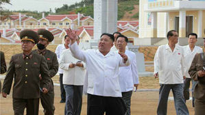 태풍 피해복구 마친 황북 강북리 현장 돌아보는 김정은 (사진=노동신문 홈페이지 캡처, 연합뉴스)