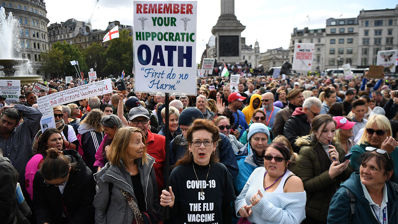 정부의 코로나19 제한조치에 항의하는 시위대