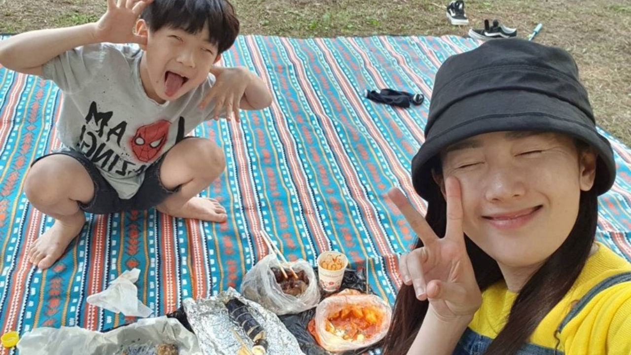 [SBS Star] Byul Enjoys a Fall Picnic Date with Her Son Dream