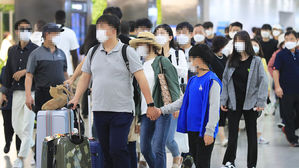 [현장] 추캉스족&middot;귀성객 몰린 제주공항&hellip;달라진 추석나기