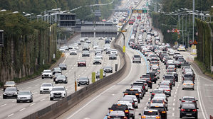 고속도로 귀경길 정체…저녁 8시부터 풀릴 듯