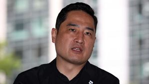 '文 명예훼손 혐의' 강용석, 체포 뒤 귀갓길에 남긴 말