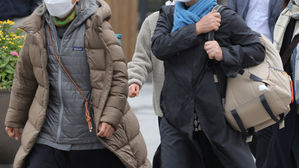 패딩에 머플러 '둘둘'&hellip;쌀쌀한 금요일