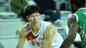 오세근 '25점' 부활&hellip;인삼공사, DB에 완승