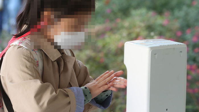 메인이미지  3 : 초등학교 1학년생들이 매일 등교를 시작한 19일 오전 서울 문백초등학교에서 한 어린이가 등교하며 손을 씻고 있다.