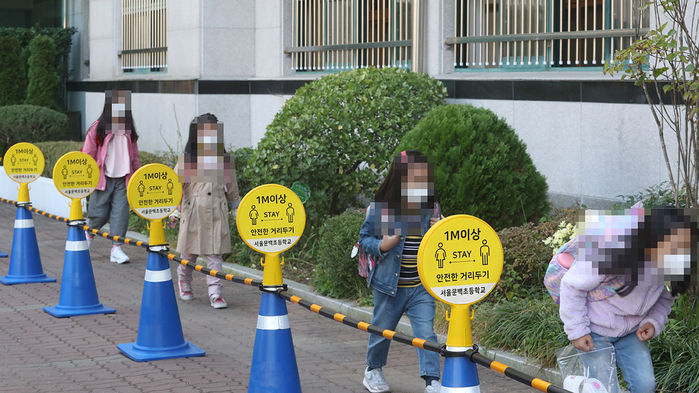 메인이미지  2 : 초등학교 1학년생들이 매일 등교를 시작한 19일 오전 서울 문백초등학교에서 어린이들이 등교하고 있다.