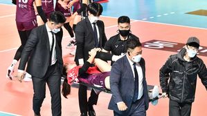 들것에 실려 나가는 인삼공사 정호영 (사진=한국배구연맹 제공, 연합뉴스)