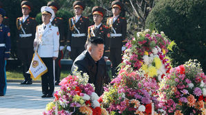 김정은, 중국 6&middot;25참전 70주년 맞아 중공군 열사능 참배 (사진=평양 조선중앙통신, 연합뉴스)