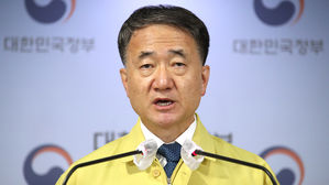 [속보] 박능후 "전문가들, 코로나19 위기 내년 말까지 지속 예상"