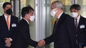 김택진 엔씨소프트 대표와 인사하는 김종인 비상대책위원장