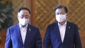 문 대통령, "홍남기 재신임" 거듭 천명…'충분히 힘 실어주겠다'