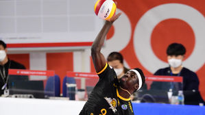 KB손보-흥국생명 나란히 4연승&hellip;주포 케이타-김연경 맹폭