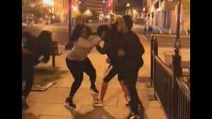 극우단체 대표 등 4명, 백악관 인근서 흉기 피습