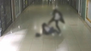 지난 7일 남성이 여성을 발로 차는 장면이 담긴 부산 덕천지하상가 CCTV (사진=독자 제공, 연합뉴스)