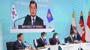 문 대통령 "아세안+3, 보호주의 맞서 상생과 협력으로 나아가야"