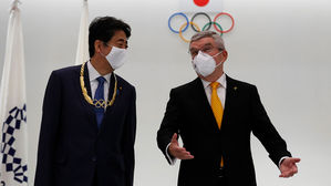 바흐 IOC 위원장, 日 아베 전 총리에 올림픽 훈장 수여