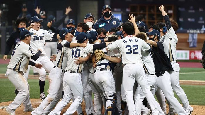 메인이미지  1 : 24일 서울 구로구 고척스카이돔에서 열린 2020 프로야구 포스트시즌 한국시리즈(KS) 6차전 두산 베어스와 NC 다이노스의 경기에서 4대 2로 승리하며 창단 첫 우승을 차지한 NC 선수들이 기뻐하고 있다.