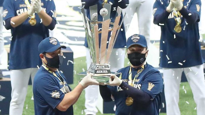 메인이미지  5 : NC 이동욱 감독과 주장 양의지가 우승 트로피를 들어올리고 있다.