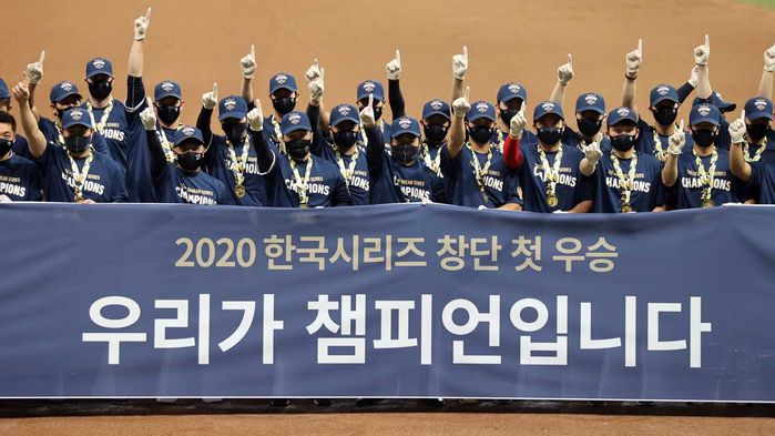 메인이미지  6 : NC 선수들이 '챔피언' 현수막과 함께 기념촬영을 하고 있다.