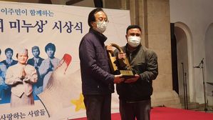 [그사람] 동지가 된 '돈 버는 기계', 메가폰 잡아든 이유