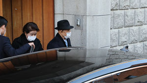 전두환, 연희동 자택서 승용차로 광주 출발&hellip;이순자 동행