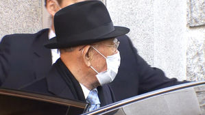 '1심 선고' 광주 가는 전두환&hellip;시위대 향해 "말 조심해"