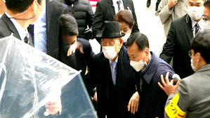 [영상] '우산 펼치고 기자 밀치고' 전두환, 경호원 둘러싸여 재판 출석