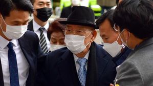 '어처구니없는 실수' 전두환 소환장 안 보낸 법원…재판 연기