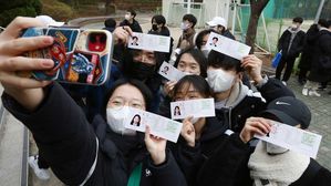 [현장] '친구들아, 수능 대박 나자' 수험표 들고 찰칵