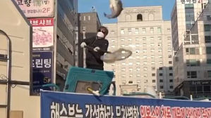 경남어류양식협회 집회 영상 (사진=동물해방물결 제공, 연합뉴스)