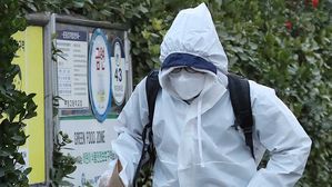 [현장] 코로나 수능 '방역복 무장'…차분한 응원