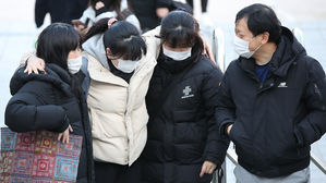 [현장] "잘 견뎌줘서 고맙고 대견해"…2021 수능 종료