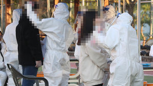 코로나19 검사 받는 학생들
