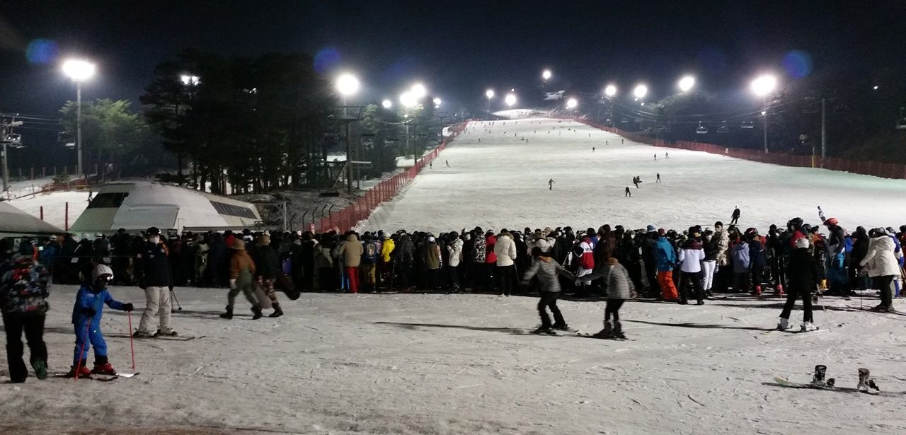 6일 오후 경기도 내 한 스키장에서 리프트 탑승을 기다리는 스키어들이 줄지어 밀집해 있다.