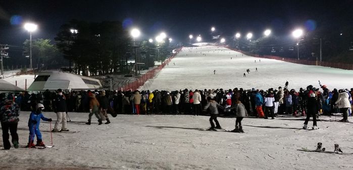 6일 오후 경기도 내 한 스키장에서 리프트 탑승을 기다리는 스키어들이 줄지어 밀집해 있다.