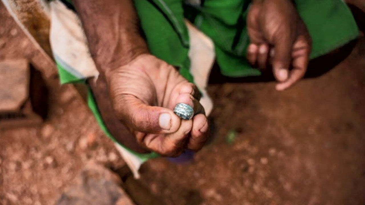보석이 떠밀려오는 베네수엘라 해변 마을