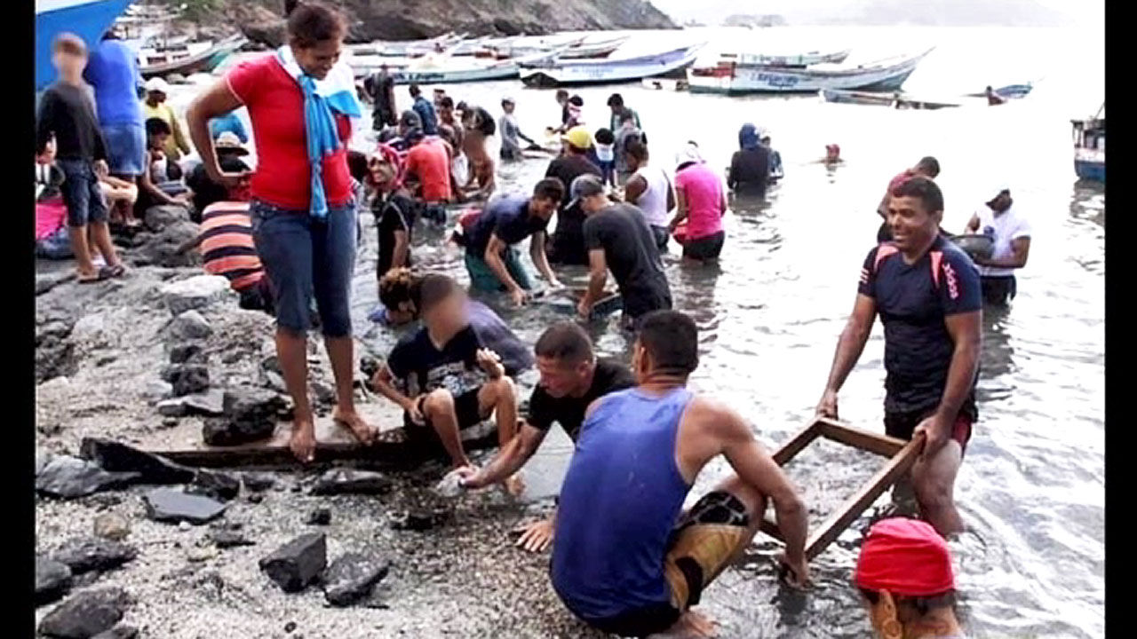 보석이 떠밀려오는 베네수엘라 해변 마을